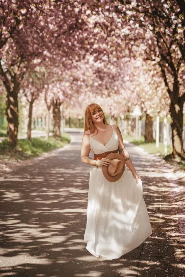 Kirschblütenshooting, fotoshooting kirschblüte, auszeit für frauen, auszeit für frauen nrw, besonderes Geschenk für frauen, persönliches geschenk freundin, fotoshooting schenken, gutschein fotoshooting, gutschein fotoshooting köln, gutschein fotoshooting bonn, selbstliebe shooting outdoor, selbstliebe shooting draußen, frauen shooting draußen, shooting draußen, fotoshooting draußen, fotoshooting in der natur, fotoshooting im wald, Shooting Meer, strand shooting, otoshooting frauen ideen, fotoshooting frau outdoor, fotoshooting outfit frauen, fotoshooting für frauen, fotoshooting posen frauen, fotoshooting mutter, fotoshooting zum muttertag, professionelles fotoshooting nrw, fotoshooting portrait frau, fotoshooting kleider, fotoshooting außergewöhnlich, plus size fotografie, Selbstliebeshooting, Selbstliebe Shooting, Shooting für Frauen, Portrait Bilder für Frauen, Fotografin für Frauen, Female Shooting, female shooting köln, female shooting bonn, female shooting düsseldorf, outfits für fotoshooting frauen, sensual portraits, sensual boudoir , sinnliches fotoshooting, sexy im alter, fotografin für frauen, Fotografin Bonn, Fotografin Köln, Fotografin Düsseldorf, wie wirke ich selbstbewusster, wie kann ich mich selbst akzeptieren, selbstbewusstsein stärken frauen, fotoshooting selbstbewusstsein, Fotografin Bonn, Fotografin Köln, Fotografin Düsseldorf, Fotografin Bornheim, Fotografin Neuss, Fotografin Aachen, Fotografin Solingen, Auszeit für Frauen nrw, sensual portraits, eins mit der Natur, naturverbunden, outdoorliebe, achtsamkeit, naturerfahrung, waldbaden, grüne Räume, blaue Räume, Auszeit in der Natur, Kraft sammeln, selbstbewusstsein stärken übungen, wie kann ich mich selbst lieben, wie kann ich mich selbst akzeptieren, wie kann ich mich selbst stärken, wie kann ich mich selbst lieben lernen, wie kann ich mich selbst belohnen, feminine energie aktivieren, wie komme ich in die weibliche energie, selbstfürsorge lernen, selbstführso