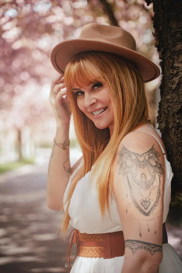 Kirschblütenshooting, fotoshooting kirschblüte, auszeit für frauen, auszeit für frauen nrw, besonderes Geschenk für frauen, persönliches geschenk freundin, fotoshooting schenken, gutschein fotoshooting, gutschein fotoshooting köln, gutschein fotoshooting bonn, selbstliebe shooting outdoor, selbstliebe shooting draußen, frauen shooting draußen, shooting draußen, fotoshooting draußen, fotoshooting in der natur, fotoshooting im wald, Shooting Meer, strand shooting, otoshooting frauen ideen, fotoshooting frau outdoor, fotoshooting outfit frauen, fotoshooting für frauen, fotoshooting posen frauen, fotoshooting mutter, fotoshooting zum muttertag, professionelles fotoshooting nrw, fotoshooting portrait frau, fotoshooting kleider, fotoshooting außergewöhnlich, plus size fotografie, Selbstliebeshooting, Selbstliebe Shooting, Shooting für Frauen, Portrait Bilder für Frauen, Fotografin für Frauen, Female Shooting, female shooting köln, female shooting bonn, female shooting düsseldorf, outfits für fotoshooting frauen, sensual portraits, sensual boudoir , sinnliches fotoshooting, sexy im alter, fotografin für frauen, Fotografin Bonn, Fotografin Köln, Fotografin Düsseldorf, wie wirke ich selbstbewusster, wie kann ich mich selbst akzeptieren, selbstbewusstsein stärken frauen, fotoshooting selbstbewusstsein, Fotografin Bonn, Fotografin Köln, Fotografin Düsseldorf, Fotografin Bornheim, Fotografin Neuss, Fotografin Aachen, Fotografin Solingen, Auszeit für Frauen nrw, sensual portraits, eins mit der Natur, naturverbunden, outdoorliebe, achtsamkeit, naturerfahrung, waldbaden, grüne Räume, blaue Räume, Auszeit in der Natur, Kraft sammeln, selbstbewusstsein stärken übungen, wie kann ich mich selbst lieben, wie kann ich mich selbst akzeptieren, wie kann ich mich selbst stärken, wie kann ich mich selbst lieben lernen, wie kann ich mich selbst belohnen, feminine energie aktivieren, wie komme ich in die weibliche energie, selbstfürsorge lernen, selbstführso