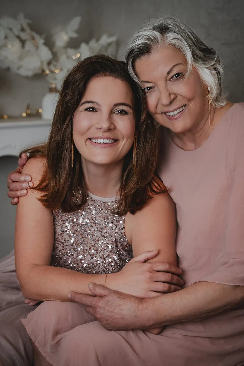 fotoshooting mutter tochter, fotoshooting freundinnen, mutter tochter tag was machen, mutter tochter tag köln, mutter tochter tag geschenk, mutter tochter tag ideen, mutter tochter beziehung, mutter tochter aktivitäten, mutter tochter shooting, mutter tochter partnerlook, mutter tochter outfit, fotoshooting mutter tochter fotoshooting ideen mutter tochter, fotoshooting mama tochter, fotoshooting beste freundinnen mutter tochter bindung stärken, matching outfits fotoshooting, mutter tochter shooting köln, mutter tochter shooting düsseldorf, familien portrait, persönliches geschenk freundin, fotoshooting schenken, persönliches geschenk mutter, persönliches geschenk oma, persönliches geschenk tante, mutter tochter beziehung stärken, familien fotoshooting bonn, familien fotoshooting düsseldorf, familien fotoshooting erwachsene, fotoshooting für familien, fotoshooting für freundinnen, familien fotoshooting ideen, familien fotoshooting im studio, familien fotoshooting köln, familien fotoshooting koblenz, familien fotoshooting kleidung, familien fotoshooting nrw, familien fotoshooting outfit, professionelles familien fotoshooting, Mama Tochter Fotoshooting, Mutter Tochter Outfit, mutter tochter shooting-ideen, mutter tochter-shooting erwachsene, Mutter-Kind Shooting, großeltern shooting, fotoshooting oma enkel, best friends fotoshooting, Freunde Fotoshooting, Fotoshooting der Generationen, bindungsorientierte Fotografie, Bindungsorientierte Fotografin, Mommy & Me, schwestern shooting, geschwister shooting, fotoshooting freundinnen köln, Freundschaftsshooting, Beste Freundinnen Fotoshooting, Fotoshooting Freundinnen Outfit, Fotoshooting beste Freundin, gutschein fotoshooting beste freundin, Family & Friends Fotoshooting, Tante Nichte Shooting, weiblichkeit feiern