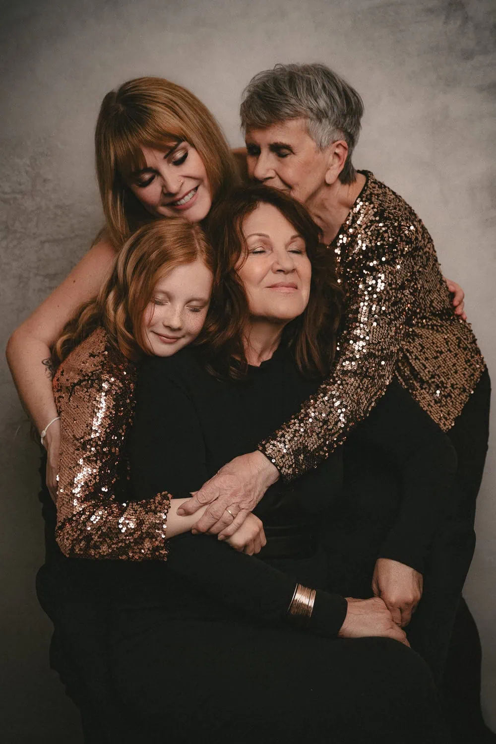 Mehrgenerationen-Fotoshooting: Tochter, Mutter, Großmutter, Urgroßmutter