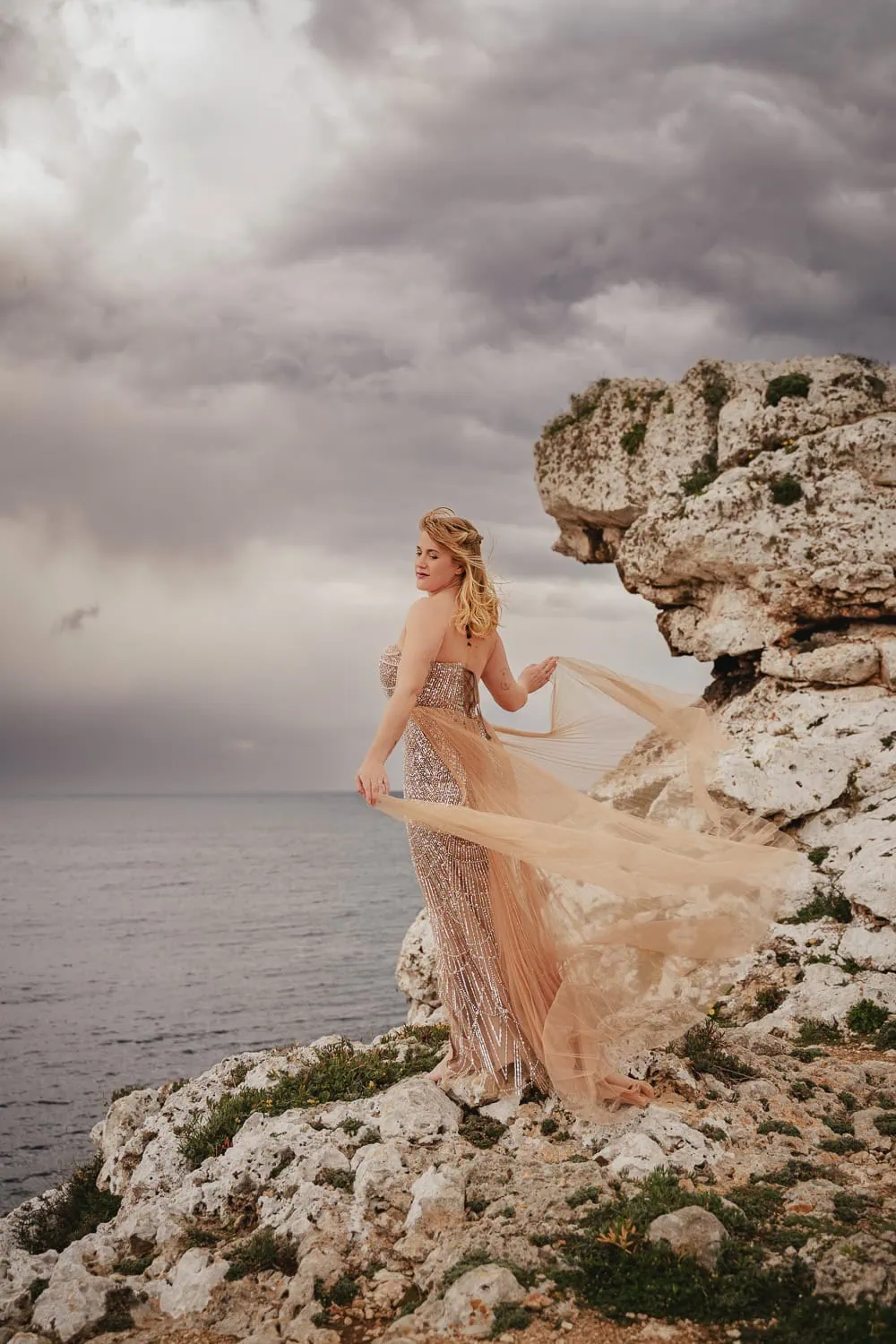 fotoshooting am strand, fotoshooting algarve, fotograf algarve, fotografin algarve, fotoshooting am meer, fotoshooting am strand, fotoshooting am strand tipps, fotoshooting portugal, frauen shooting algarve, frauen shooting algarve paket, fliegendes kleid fotoshooting, fotoshooting urlaub, fotoshooting urlaub portugal, strand shooting, fotoshooting albufeira, fotoshooting lagos, fotoshooting praia da rocha, shooting portugal, shooting für frauen portugal, strandshooting portugal, shooting algarve, selbstliebe shooting outdoor, selbstliebe shooting draußen, frauen shooting draußen, shooting draußen, fotoshooting draußen, fotoshooting in der natur, auszeit für frauen, besonderes Geschenk für frauen, persönliches geschenk freundin, geschenk zum 50. Frau, geschenk zum 60. Frau, geschenk zum 40. Frau, sensual shooting, sinnliches fotoshooting, sensual fotografie, sensual portraits, sensual boudoir, Female Fotograf, Frauenfotografin, Selbstliebe Shooting, selbstliebe lernen, Wie werde ich selbstbewusster, selbstbewusstsein stärken frauen, wie wird man lockerer und selbstbewusster, selbstbewusstsein stärken übungen, wie kann ich mich selbst lieben, wie kann ich mich selbst akzeptieren, wie kann ich mich selbst stärken, wie kann ich mich selbst belohnen, feminine energie aktivieren, wie komme ich in die weibliche energie, kraft des Meeres, besondere Wirkung Meer, heilsame Wirkung Meer, Meer Psychologie, Naturerlebnis, Blaue Räume, psychische Gesundheit, Achtsamkeit fördern, Selbstakzeptanz, Erfahrung am Meer, Entspannung am Meer, Stress reduzieren. Selbstwertgefühl stärken, Bikinishooting, bikinishooting am meer, bikinishooting algarve, glamour shooting algarve, selbstliebe shooting algarve, ocean goddess shooting, female empowerment am meer, Aktivurlaub, fotoshooting meerjungfrau, Strand-shooting, Sunrise Shooting, sunset shooting, deutsche fotografin portugal, deutsche fotografin algarve, tipps für strand-fotoshooting, ideen für strand-fotoshooting, Atlantik fotoshooting,
