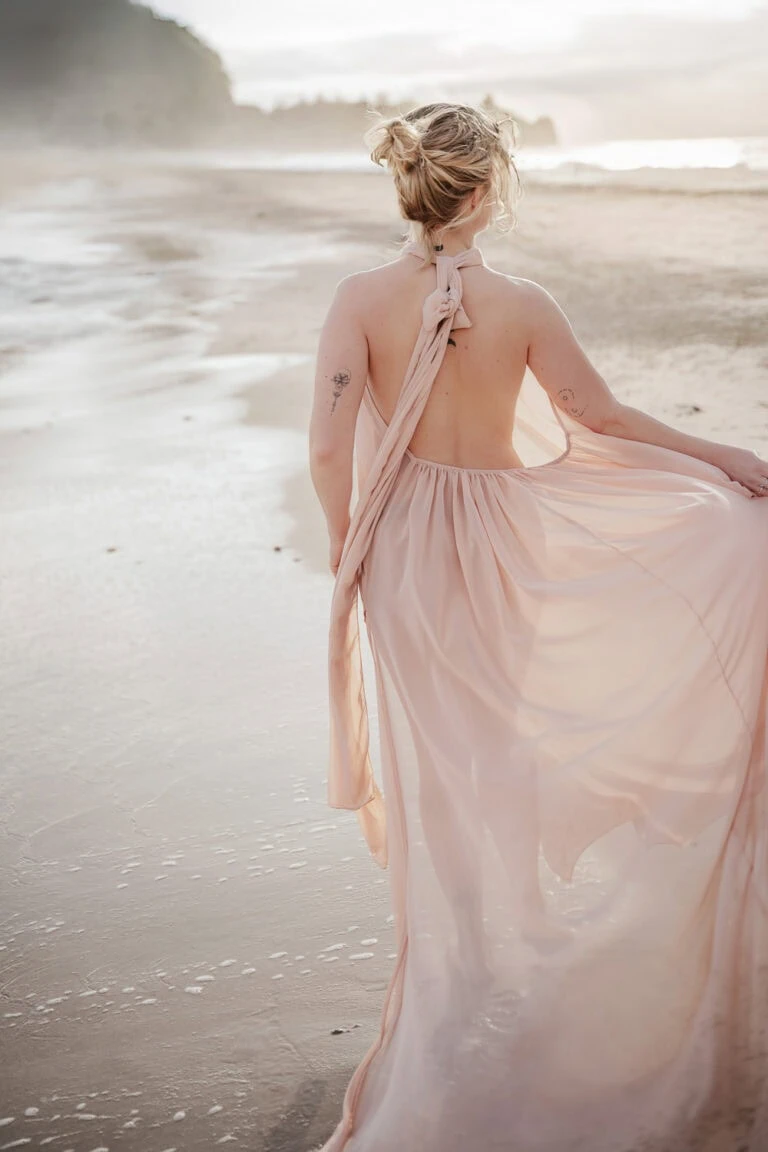 fotoshooting am strand, fotoshooting algarve, fotograf algarve, fotografin algarve, fotoshooting am meer, fotoshooting am strand, fotoshooting am strand tipps, fotoshooting portugal, frauen shooting algarve, frauen shooting algarve paket, fliegendes kleid fotoshooting, fotoshooting urlaub, fotoshooting urlaub portugal, strand shooting, fotoshooting albufeira, fotoshooting lagos, fotoshooting praia da rocha, shooting portugal, shooting für frauen portugal, strandshooting portugal, shooting algarve, selbstliebe shooting outdoor, selbstliebe shooting draußen, frauen shooting draußen, shooting draußen, fotoshooting draußen, fotoshooting in der natur, auszeit für frauen, besonderes Geschenk für frauen, persönliches geschenk freundin, geschenk zum 50. Frau, geschenk zum 60. Frau, geschenk zum 40. Frau, sensual shooting, sinnliches fotoshooting, sensual fotografie, sensual portraits, sensual boudoir, Female Fotograf, Frauenfotografin, Selbstliebe Shooting, selbstliebe lernen, Wie werde ich selbstbewusster, selbstbewusstsein stärken frauen, wie wird man lockerer und selbstbewusster, selbstbewusstsein stärken übungen, wie kann ich mich selbst lieben, wie kann ich mich selbst akzeptieren, wie kann ich mich selbst stärken, wie kann ich mich selbst belohnen, feminine energie aktivieren, wie komme ich in die weibliche energie, kraft des Meeres, besondere Wirkung Meer, heilsame Wirkung Meer, Meer Psychologie, Naturerlebnis, Blaue Räume, psychische Gesundheit, Achtsamkeit fördern, Selbstakzeptanz, Erfahrung am Meer, Entspannung am Meer, Stress reduzieren. Selbstwertgefühl stärken, Bikinishooting, bikinishooting am meer, bikinishooting algarve, glamour shooting algarve, selbstliebe shooting algarve, ocean goddess shooting, female empowerment am meer, Aktivurlaub, fotoshooting meerjungfrau, Strand-shooting, Sunrise Shooting, sunset shooting, deutsche fotografin portugal, deutsche fotografin algarve, tipps für strand-fotoshooting, ideen für strand-fotoshooting, Atlantik fotoshooting,
