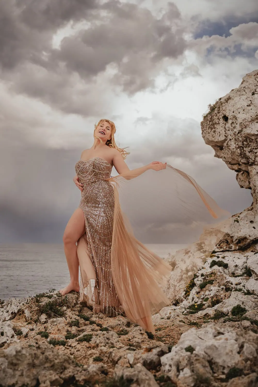fotoshooting am strand, fotoshooting algarve, fotograf algarve, fotografin algarve, fotoshooting am meer, fotoshooting am strand, fotoshooting am strand tipps, fotoshooting portugal, frauen shooting algarve, frauen shooting algarve paket, fliegendes kleid fotoshooting, fotoshooting urlaub, fotoshooting urlaub portugal, strand shooting, fotoshooting albufeira, fotoshooting lagos, fotoshooting praia da rocha, shooting portugal, shooting für frauen portugal, strandshooting portugal, shooting algarve, selbstliebe shooting outdoor, selbstliebe shooting draußen, frauen shooting draußen, shooting draußen, fotoshooting draußen, fotoshooting in der natur, auszeit für frauen, besonderes Geschenk für frauen, persönliches geschenk freundin, geschenk zum 50. Frau, geschenk zum 60. Frau, geschenk zum 40. Frau, sensual shooting, sinnliches fotoshooting, sensual fotografie, sensual portraits, sensual boudoir, Female Fotograf, Frauenfotografin, Selbstliebe Shooting, selbstliebe lernen, Wie werde ich selbstbewusster, selbstbewusstsein stärken frauen, wie wird man lockerer und selbstbewusster, selbstbewusstsein stärken übungen, wie kann ich mich selbst lieben, wie kann ich mich selbst akzeptieren, wie kann ich mich selbst stärken, wie kann ich mich selbst belohnen, feminine energie aktivieren, wie komme ich in die weibliche energie, kraft des Meeres, besondere Wirkung Meer, heilsame Wirkung Meer, Meer Psychologie, Naturerlebnis, Blaue Räume, psychische Gesundheit, Achtsamkeit fördern, Selbstakzeptanz, Erfahrung am Meer, Entspannung am Meer, Stress reduzieren. Selbstwertgefühl stärken, Bikinishooting, bikinishooting am meer, bikinishooting algarve, glamour shooting algarve, selbstliebe shooting algarve, ocean goddess shooting, female empowerment am meer, Aktivurlaub, fotoshooting meerjungfrau, Strand-shooting, Sunrise Shooting, sunset shooting, deutsche fotografin portugal, deutsche fotografin algarve, tipps für strand-fotoshooting, ideen für strand-fotoshooting, Atlantik fotoshooting,