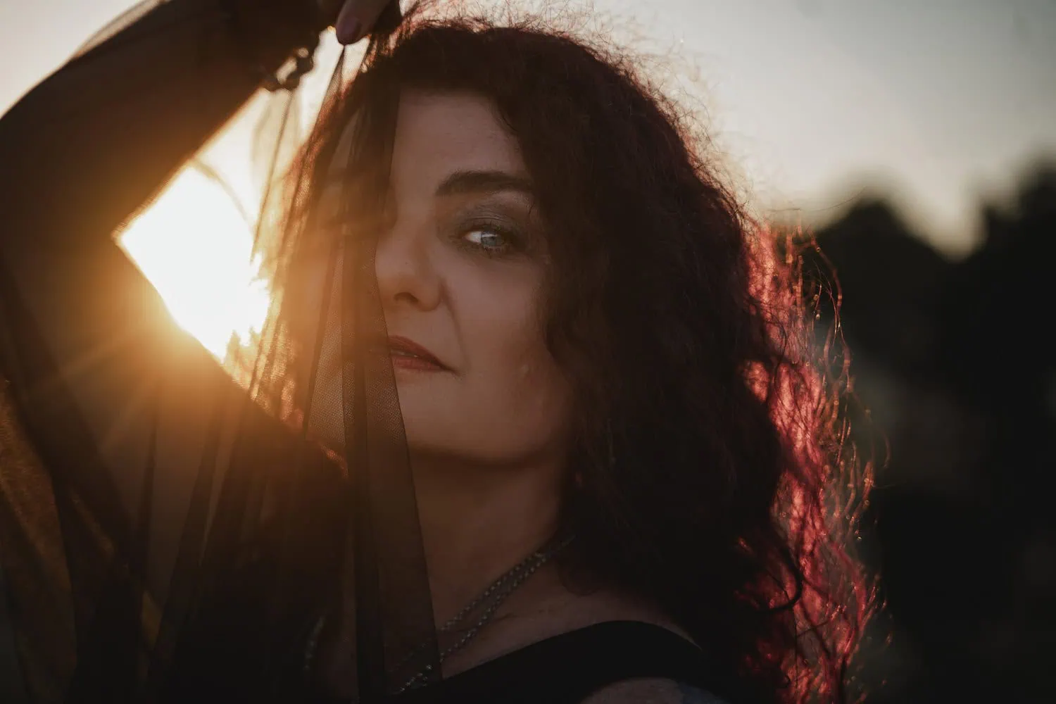 Frau 40+, mystische Stimmung, Sonnenuntergang